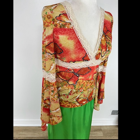 V-neck blouse defining femininity w/its flowery print, lace & flowing sleeves - Picture 6 of 16